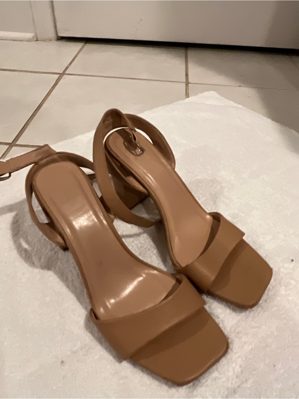 Well worn heels - Picture 3 of 11